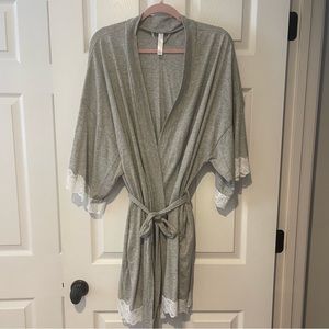 Women’s Cacique Kimono Robe Gray With White Lace Trim and Pockets 22/24 NWOT